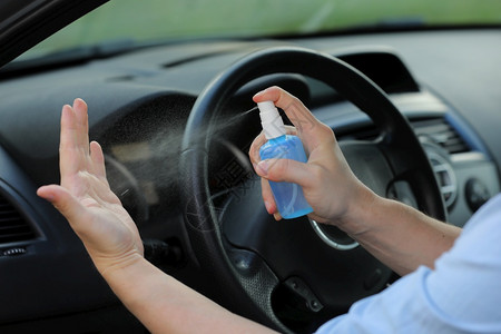 在车上喷洒消毒水防止新冠病毒背景图片