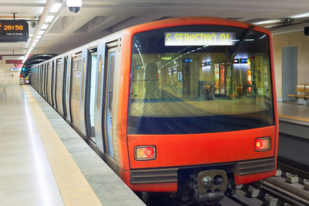 地铁列车位于Lisbon地下铁列车图片