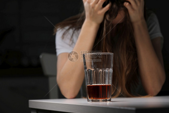 孤独的女酗酒者成瘾的问题酗酒概念大流行病和自我孤立的后果女医生抑郁不已孤独的女酗酒者成瘾的问题大流行病和自我孤立的后果图片