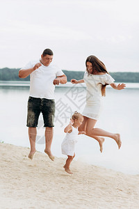 快乐的年轻家庭在湖边玩乐妈和女儿在户外玩耍暑假母亲和父亲和rbayd一起度过时间家庭看快乐的年轻家庭在湖边玩乐父亲和rsqu婴儿图片
