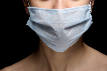 女佩戴卫生的外科手术面具以防止感染呼吸道疾病如流感2019ncov工作室照片黑色背景防范传染病冠状毒女佩戴卫生的外科手术面具20背景图片