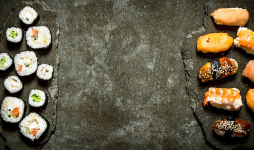 在石板上加金鱼虾鲑和卷子的寿司还有金鱼鲑和卷子的寿司背景图片