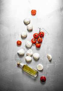 含西红柿和橄榄油的马扎里拉图片