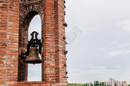 201年月6日奥特号巴塞罗纳西班牙红砖钟塔教堂的Colniagul或gudi地窖在附近由antoi设计的图片