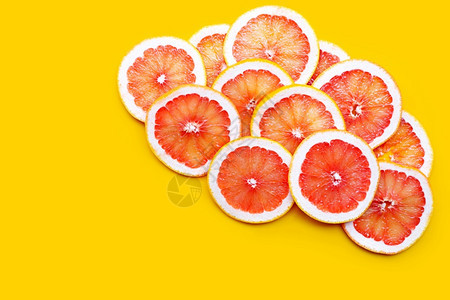 高维生素c黄底的多汁葡萄果切片图片