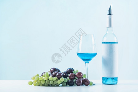 蓝酒杯和桌上的葡萄蓝酒图片