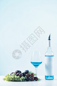 蓝酒杯和桌上的葡萄蓝酒图片