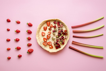 以粉色背景制作果冻和草莓rhuba派是一步制成的图片