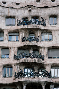 由西班牙建筑师AntoiGud设计的著名建筑图片