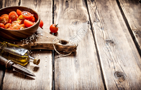 西红柿背景新鲜西红柿含橄榄油的木碗里含橄榄油的新鲜西红柿图片