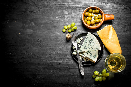 白葡萄酒有滋味的奶酪和美橄榄图片