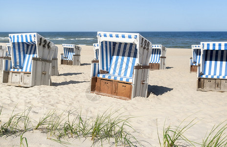 沙滩景色空荡的沙椅子蓝海阳光明媚的一天图片
