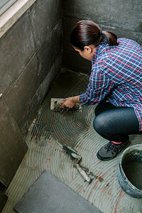 女泥工在检查地板图片