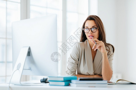 女创业者以电脑监控为重点思考新策略的制定穿优雅衣服和眼镜穿高雅的衣服和眼镜图片