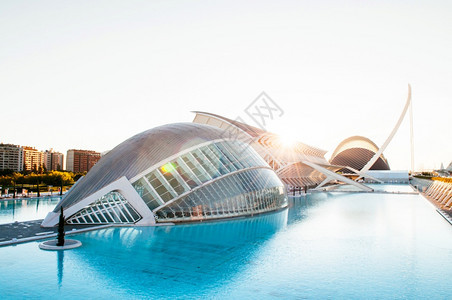 201年oct3120ValenciSpn现代艺术和科学城市建筑与日出相对的蓝色游泳池由Santigocltrv和felixca图片
