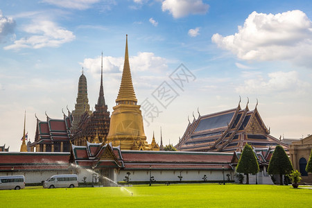 翡翠佛塔夏日在bangko大宫殿和watphrkew绿宝石之节背景