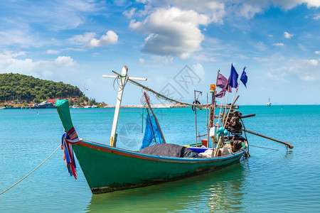 夏日在泰国河畔高萨木岛的KohSamui岛的渔船图片