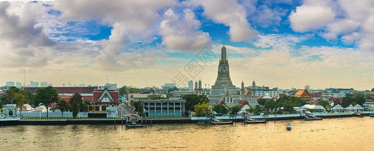 云水瑶土楼在bangkothailnd的美丽日落时watrun寺庙的广空中观察背景