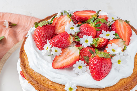 草莓蛋糕海绵鲜草莓和白底酸奶油图片