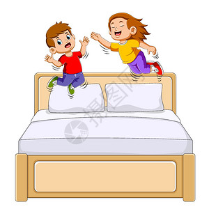 男孩和女孩在床上跳跃高清图片