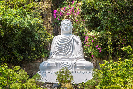 夏日拜南的丹江大理石山上的佛教寺庙图片