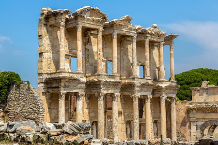 古城埃菲修斯的塞西利乌图书馆的废墟在一个美丽的夏日火鸡图片