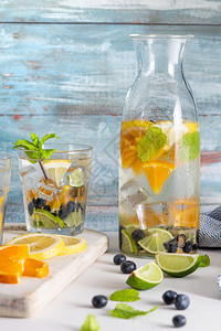 柑橘柠檬水或mojits柠檬橙蓝莓和薄荷食用脱毒饮料光底眼镜等柑橘柠檬橙蓝莓和薄荷图片