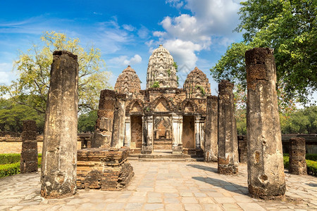 夏日在泰国苏哈特海历史公园的苏哈塔伊寺庙图片