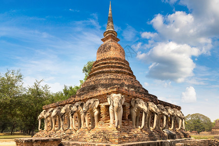 夏日在泰国的苏哈托特海历史公园的苏哈泰神庙图片