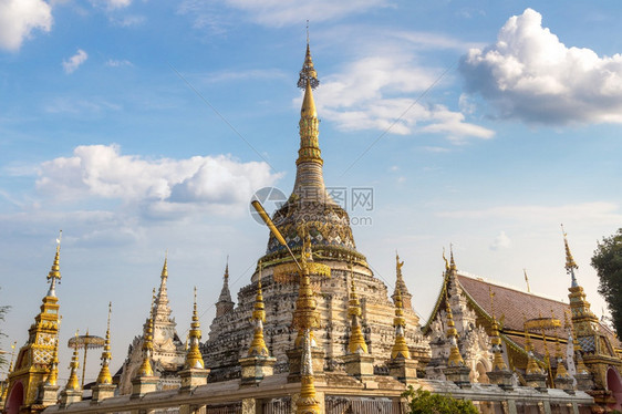 夏日在泰国吉昂马伊的佛教寺庙图片