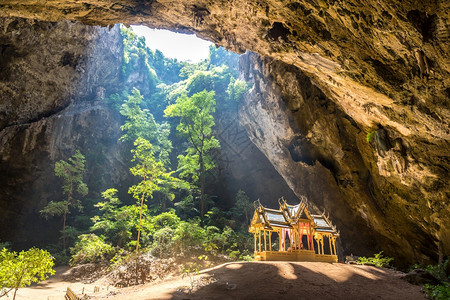 夏日在泰国的普拉亚纳科恩山洞穴公园的皇馆图片