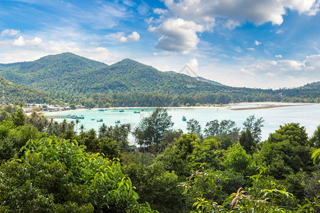 夏日在泰国港邦岛Kohpan岛的泛光海滩全景图片