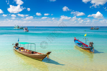 洁颜水夏日在泰国港Kohpan岛的传统木制渔民船背景