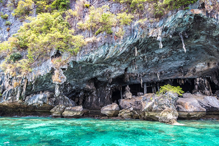 泰国的马雅岛海滨洞穴图片