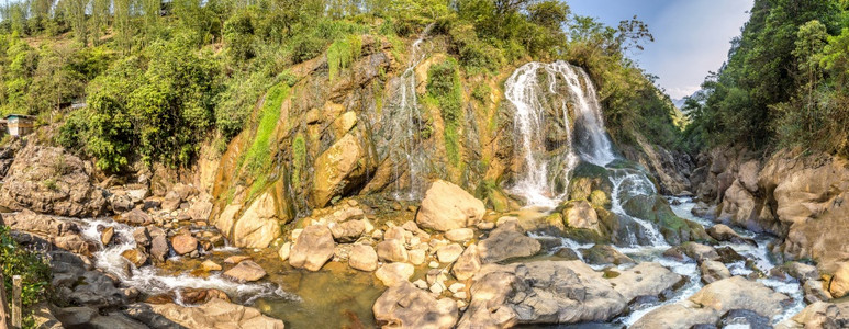 磨砂银夏日在萨帕拉奥卡伊比特南附近猫村的瀑布全景背景