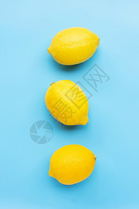 蓝色背景的新鲜柠檬顶部视图图片