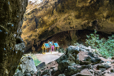 夏日在泰国的普拉亚纳科恩山洞穴公园的皇馆图片