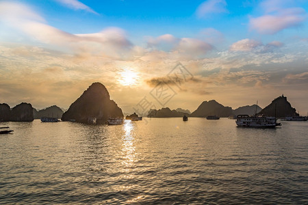 夏日的北九南哈龙湾日落图片