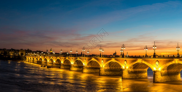 巴黎古老的石桥在一个美丽的夏日夜晚法兰西图片