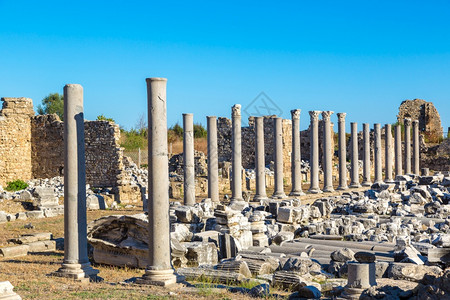 古代城市的废墟在一个美丽的夏日安塔利亚火鸡图片