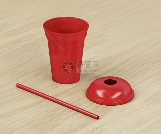红色一次塑料杯用于冷饮在木本上用稻草图片