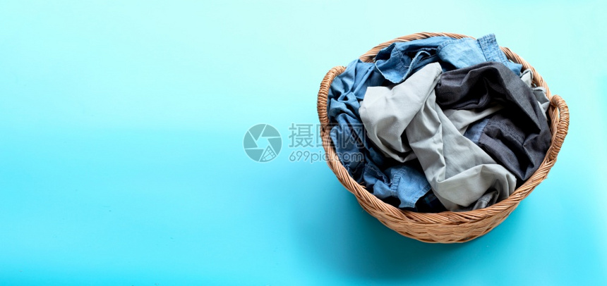 蓝色背景的洗衣篮内物复制空间图片