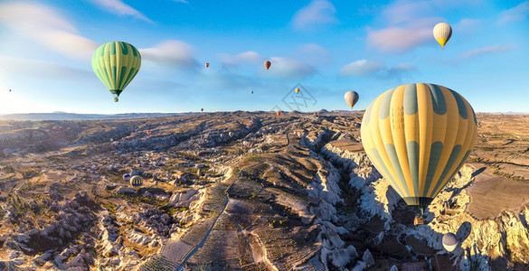 天空气球炎热空气球在美丽的夏日飞行在卡帕多西亚内谢希尔火鸡背景