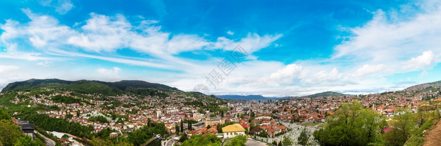 在美丽的夏日里沙拉耶沃Sarjevo的空中风景波斯尼亚和泽戈维纳背景