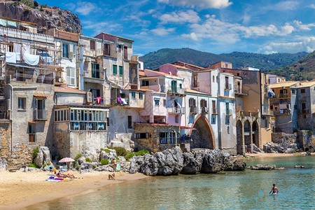 在一个美丽的夏日里意大利西西里的塞法卢港和老房子图片