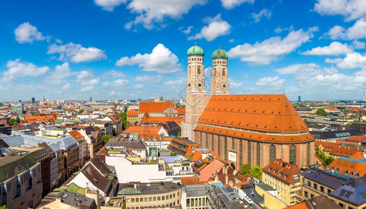 慕尼黑的大教堂frauenkich在一个美丽的夏日德国图片