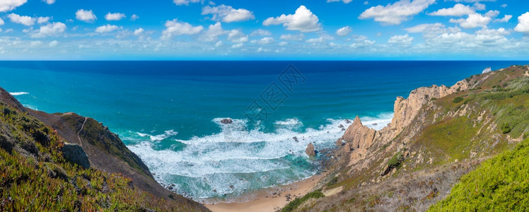 悬崖和岩石在天边的亚特兰海滨在一个美丽的夏日图片