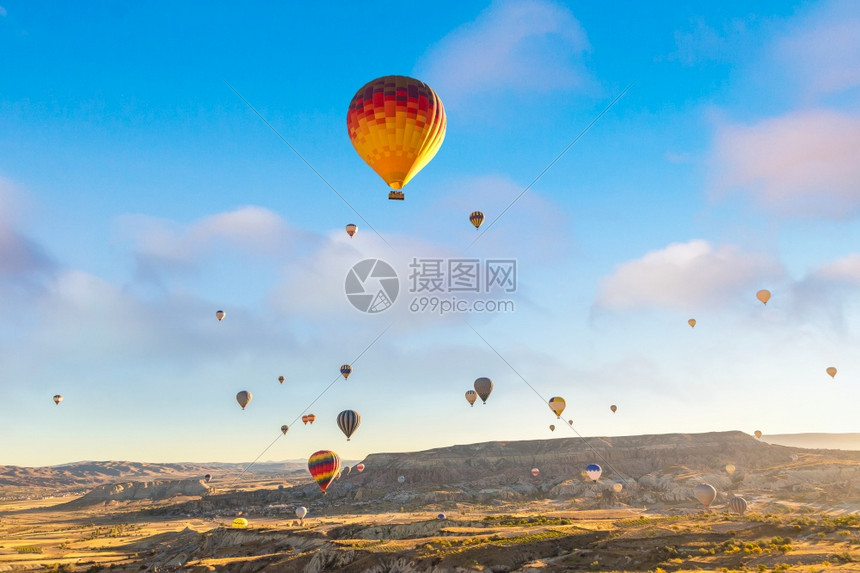 炎热空气球在美丽的夏日飞行在卡帕多西亚内谢希尔火鸡图片