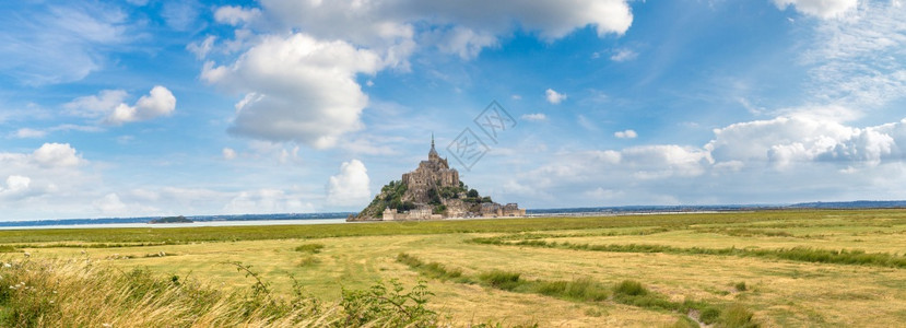 在美丽的夏日里蒙圣密歇尔修道院的全景图片