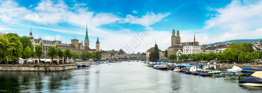 苏黎世历史的全景与著名佛朗马斯特教堂和粗鲁的在美丽夏日瑞士图片